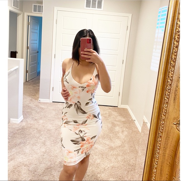 Dresses & Skirts - Floral white bodycon dress